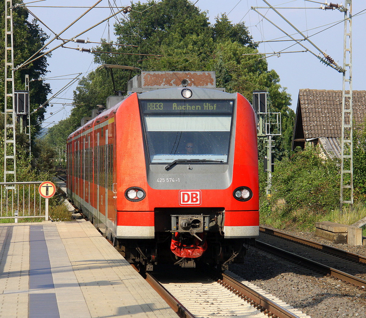 Die Rhein Niers Bahn (RB33) aus Duisburg-Hbf nach Aachen-Hbf und kommt aus Richtung Rheydt,Wickrath,Beckrath,Herrath,Erkelenz,Baal,Hückelhoven-Baal und fährt in Brachelen ein und hält in Brachelen und fährt dann in Richtung Lindern,Süggerrath,Geilenkirchen,Frelenberg,Zweibrüggen,Übach-Palenberg,Rimburg,Finkenrath,Hofstadt,Herzogenrath, Kohlscheid,Richterich,Laurensberg,Aachen-West,Aachen-Schanz,Aachen-Hbf.
Aufgenommen vom Bahnsteig 2 in Brachelen. 
Bei Sommerwetter am Nachmittag vom 13.8.2016.