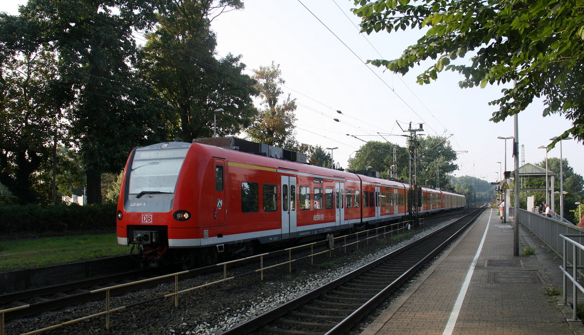 Die Rhein Niers Bahn (RB33) aus Aachen-Hbf-Heinsberg-Rheinand-Duisburg-Hbf kommt aus Richtung Aachen-West,Laurensberg,Richterich, und hält in Kohlscheid und fährt in Richtung Herzogenrath,Mönchengladbach. Aufgenommen von Bahnsteig 2 in Kohlscheid. Bei Sonnenschein am Morgen vom 19.8.2016.