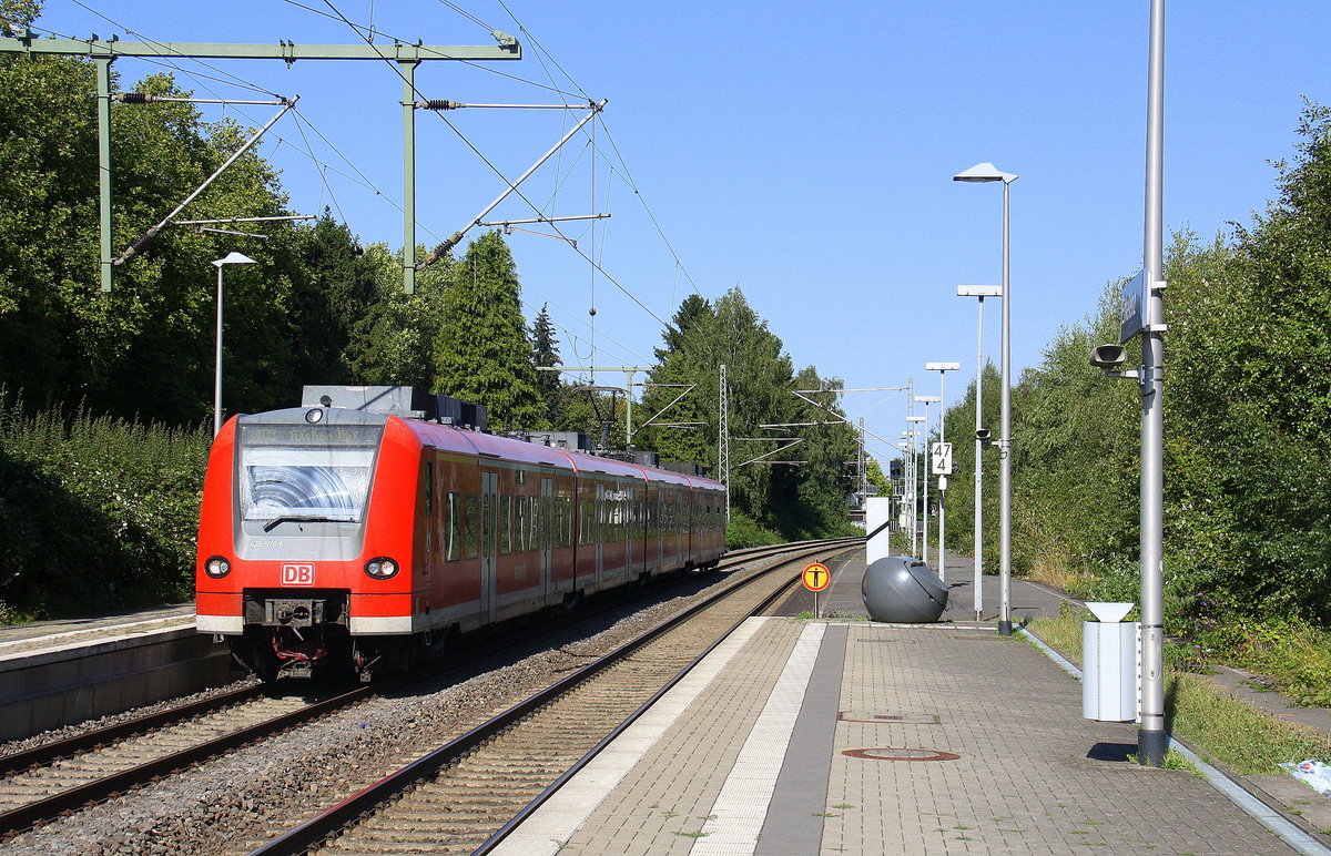 Die Rhein Niers Bahn (RB33)  kommt aus Duisburg-Hbf nach Aachen-Hbf und kommt aus Richtung Mönchengladbach-Hbf,Rheydt-Hbf,Wickrath,Beckrath,Herrath und hält in Erkelenz und fährt dann weiter in Richtung Baal,Hückelhoven-Baal,Brachelen,Lindern,Süggerrath,Geilenkirchen,Frelenberg,Zweibrüggen,Übach-Palenberg,Rimburg,Finkenrath,Hofstadt,Herzogenrath, Kohlscheid,Richterich,Laurensberg,Aachen-West,Aachen-Schanz,Aachen-Hbf. 
Aufgenommen vom Bahnsteig 2 in Erkelenz.
Bei Sommerwetter am Nachmittag vom 10.9.2016.