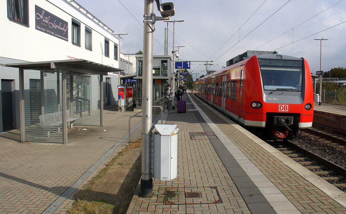 Die Rhein Niers Bahn (RB33) kommt aus Duisburg-Hbf nach Aachen-Hbf und kommt aus Richtung Mönchengladbach-Hbf,Rheydt-Hbf,Wickrath,Beckrath,Herrath und hält in Erkelenz und fährt dann weiter in Richtung Baal,Hückelhoven-Baal,Brachelen,Lindern,Süggerrath,Geilenkirchen,Frelenberg,Zweibrüggen,Übach-Palenberg,Rimburg,Finkenrath,Hofstadt,Herzogenrath, Kohlscheid,Richterich,Laurensberg,Aachen-West,Aachen-Schanz,Aachen-Hbf. 
Aufgenommen vom Bahnsteig 1 in Erkelenz.
Bei Sonnenschein und Regenwolken am 3.10.2016.