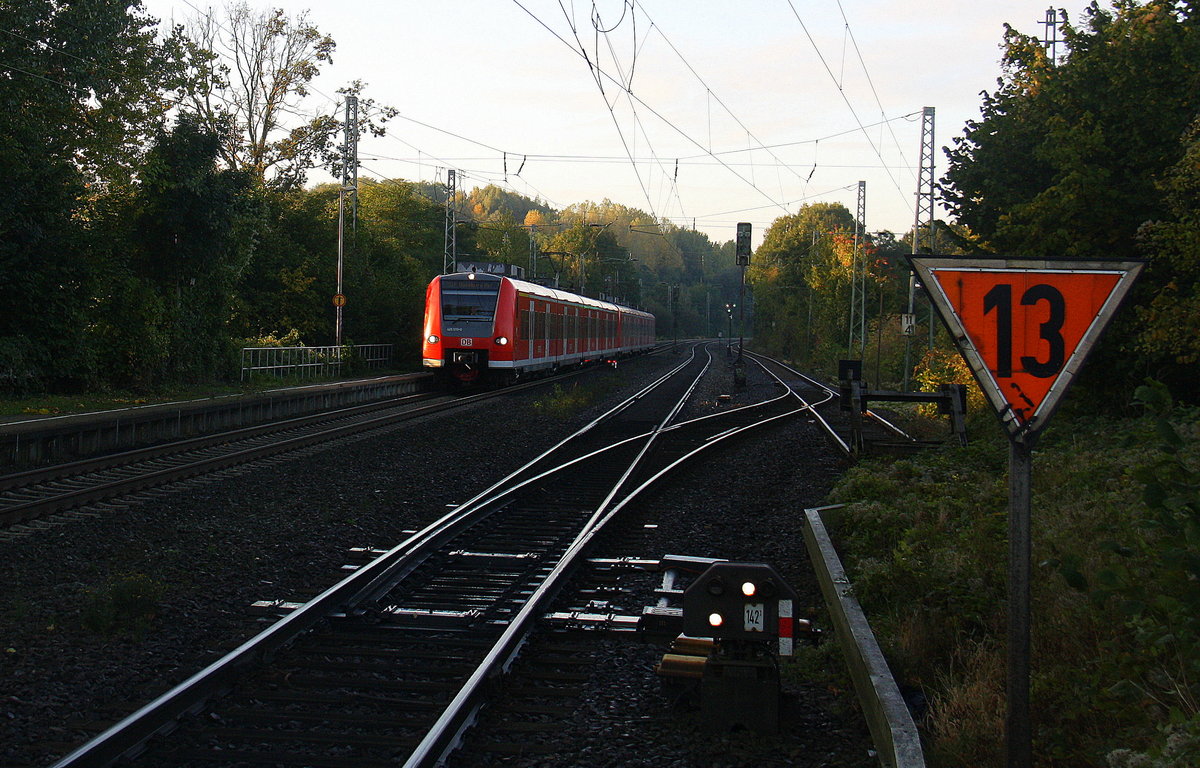 Die Rhein Niers Bahn (RB33) aus Aachen-Hbf-Heinsberg-Rheinand-Duisburg-Hbf kommt aus Richtung Aachen-West,Laurensberg,Richterich, und hält in Kohlscheid und fährt in Richtung Herzogenrath,Mönchengladbach. 
Aufgenommen von Bahnsteig 2 in Kohlscheid.
An einem schönem Herbstmorgen am kalten morgen vom 18.10.2016.