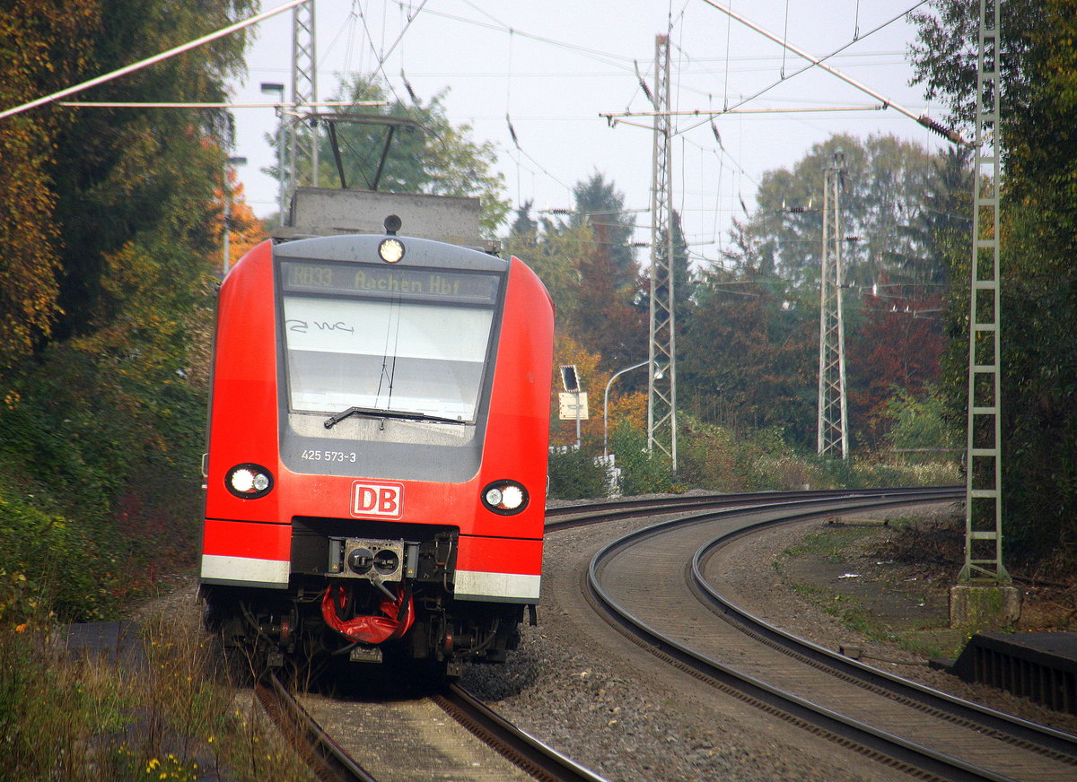 Die Rhein Niers Bahn (RB33) kommt aus Duisburg-Hbf nach Aachen-Hbf und kommt aus Richtung Mönchengladbach-Hbf,Rheydt-Hbf,Wickrath,Beckrath,Herrath und hält in Erkelenz und fährt dann weiter in Richtung Baal,Hückelhoven-Baal,Brachelen,Lindern,Süggerrath,Geilenkirchen,Frelenberg,Zweibrüggen,Übach-Palenberg,Rimburg,Finkenrath,Hofstadt,Herzogenrath, Kohlscheid,Richterich,Laurensberg,Aachen-West,Aachen-Schanz,Aachen-Hbf. 
Aufgenommen vom Bahnsteig 1 in Erkelenz.
Bei Sonnenschein am Nachmittag vom 1.11.2016.