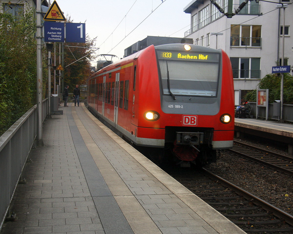 Die Rhein Niers Bahn (RB33)  kommen aus Duisburg-Hbf-Heinsberg(Rheinland) nach Aachen-Hbf und kommen aus Richtung Aachen-West und halten in Aachen-Schanz  in Aachen-Schanz und fahren in Richtung Aachen-Hbf. 
Aufgenommen vom Bahnsteig von Aachen-Schanz.
Bei Regenwolken am Kalten Nachmittag vom 4.11.2016.