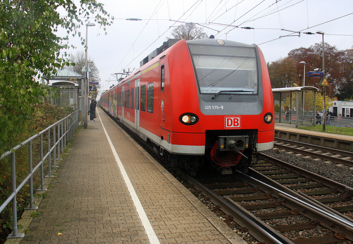 Die Rhein Niers Bahn (RB33) kommt die Kohlscheider-Rampe hoch aus Duisburg-Hbf nach Aachen-Hbf und hält in Kohlscheid und fährt in Richtung Richterich,Laurensberg,Aachen-West,Aachen-Schanz,Aachen-Hbf. 
Aufgenommen von Bahnsteig 2 in Kohlscheid.
Bei Wolken am Mittag vom 5.11.2016.