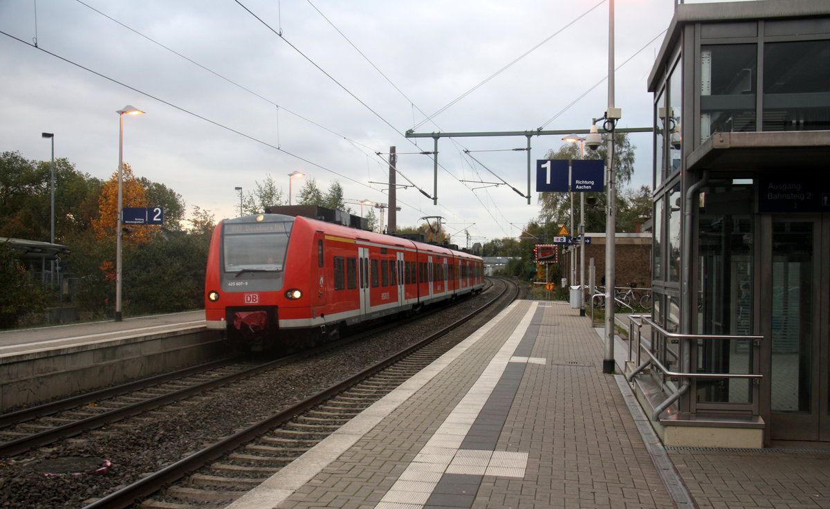 Die Rhein Niers Bahn (RB33) kommt aus Aachen-Hbf nach Duisburg-Hbf und kommt aus Richtung Aachen-Hbf,Aachen-Schanz,Aachen-West,Laurensberg,Richterich,Kohlscheid,Herzogenrath,Palenberg,Zweibrüggen,Frelenberg,Geilenkirchen,Süggerrath,Lindern,Brachelen,Hückelhoven-Baal,Baal und hält in Erkelenz und fährt dann weiter in Richtung Herrath,Beckrath,Wickrath,Rheydt-Hbf,Mönchengladbach-Hbf. Aufgenommen vom Bahnsteig 1 in Erkelenz. Bei Wolken am Nachmittag vom 6.11.2016.