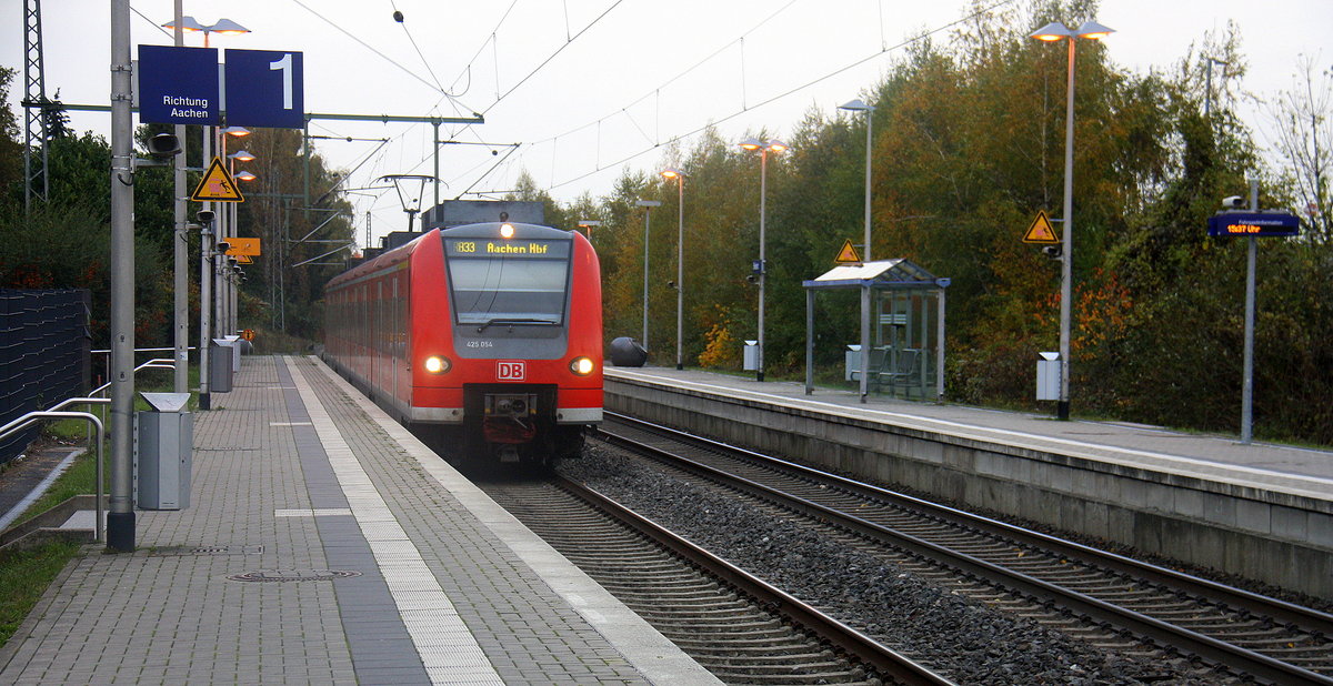 Die Rhein Niers Bahn (RB33) kommt aus Duisburg-Hbf nach Aachen-Hbf und kommt aus Richtung Mönchengladbach-Hbf,Rheydt-Hbf,Wickrath,Beckrath,Herrath und hält in Erkelenz und fährt dann weiter in Richtung Baal,Hückelhoven-Baal,Brachelen,Lindern,Süggerrath,Geilenkirchen,Frelenberg,Zweibrüggen,Übach-Palenberg,Rimburg,Finkenrath,Hofstadt,Herzogenrath, Kohlscheid,Richterich,Laurensberg,Aachen-West,Aachen-Schanz,Aachen-Hbf. Aufgenommen vom Bahnsteig 1 in Erkelenz.
Am Nachmittag vom 6.11.2016.
