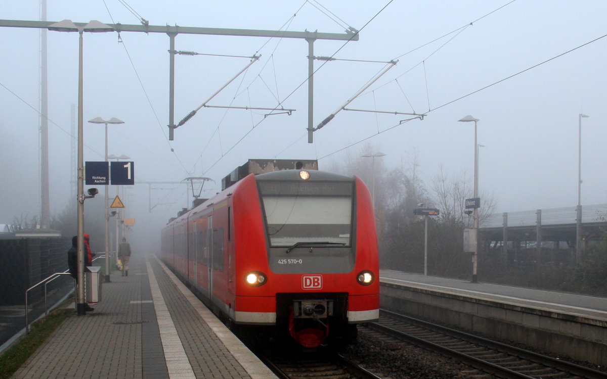 Die Rhein Niers Bahn (RB33) kommt aus Duisburg-Hbf nach Aachen-Hbf und kommt aus dem Nebelgefahren aus Richtung Mönchengladbach-Hbf,Rheydt-Hbf,Wickrath,Beckrath,Herrath und hält in Erkelenz und fährt dann weiter in Richtung Baal,Hückelhoven-Baal,Brachelen,Lindern,Süggerrath,Geilenkirchen,Frelenberg,Zweibrüggen,Übach-Palenberg,Rimburg,Finkenrath,Hofstadt,Herzogenrath, Kohlscheid,Richterich,Laurensberg,Aachen-West,Aachen-Schanz,Aachen-Hbf. 
Aufgenommen vom Bahnsteig 1 in Erkelenz. 
Bei Nebel am Kalten Nachmittag vom 3.12.2016.