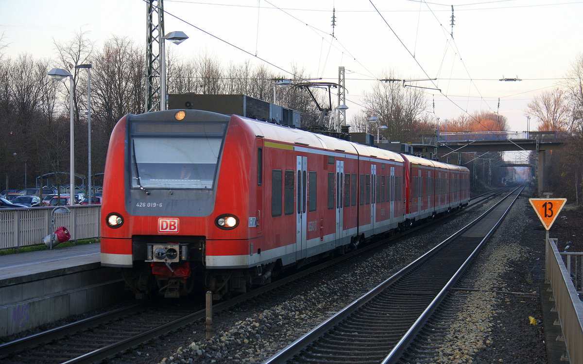 Die Rhein Niers Bahn (RB33) kommt  aus Duisburg-Hbf,Heinsberg(Rheinland) nach Aachen-Hbf und hält in  und fährt in Richtung Richterich,Laurensberg,Aachen-West,Aachen-Schanz,Aachen-Hbf. 
Aufgenommen von Bahnsteig 1 in Übach-Palenberg.
Bei Sonne und Wolken am Nachmittag vom 14.12.2016.