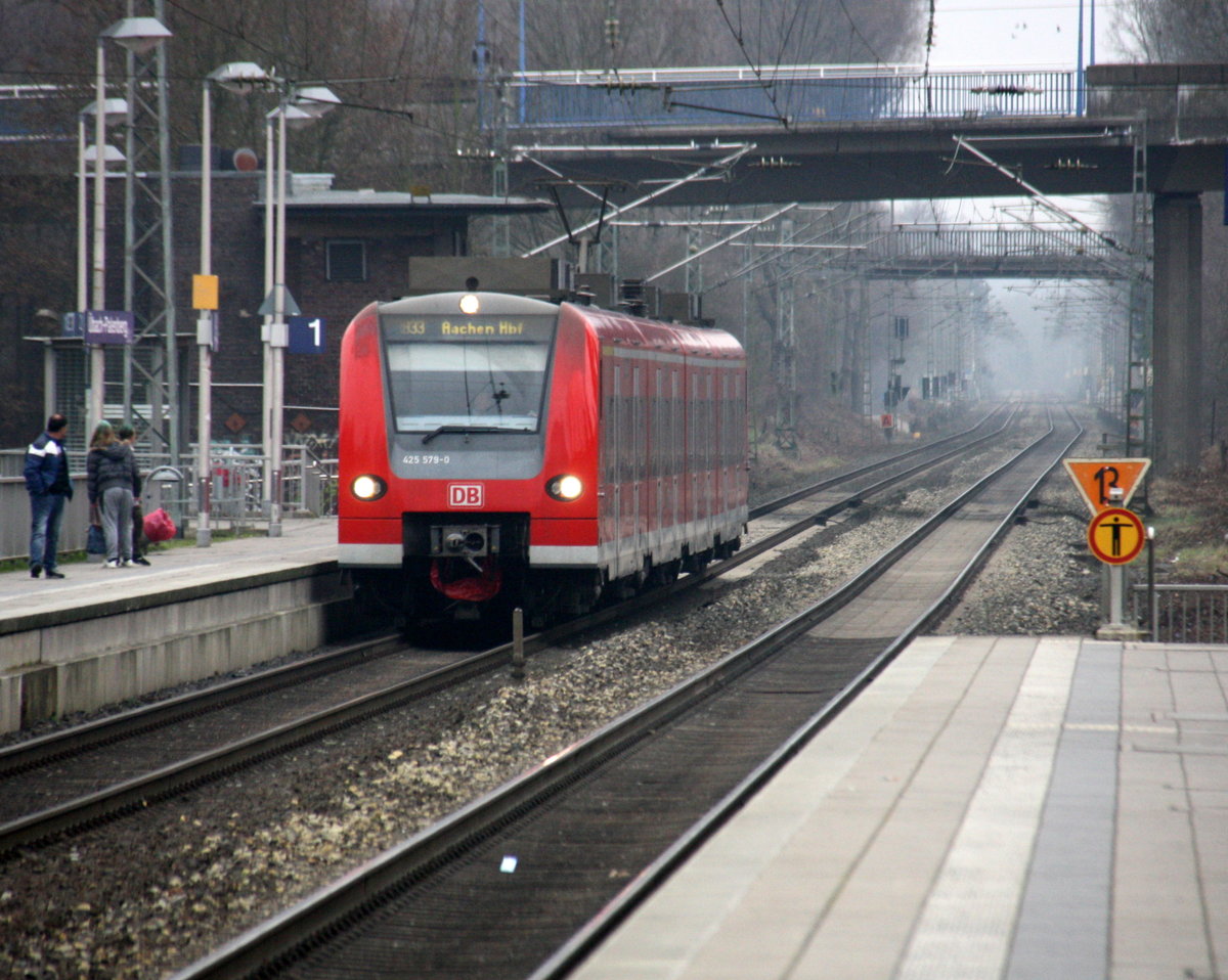Die Rhein Niers Bahn (RB33) aus Duisburg-Hbf nach Aachen-Hbf und kommt aus Richtung Lindern,Süggerrath,Geilenkirchen,Frelenberg,Zweibrüggen und hält in Übach-Palenberg und fährt in Richtung Rimburg,Finkenrath,Hofstadt,Herzogenrath, Kohlscheid,Richterich,Laurensberg,Aachen-West. 
Aufgenommen vom Bahnsteig 2 in Übach-Palenberg.
Bei Regenwetter am Kalten Mittag vom 17.12.2016.