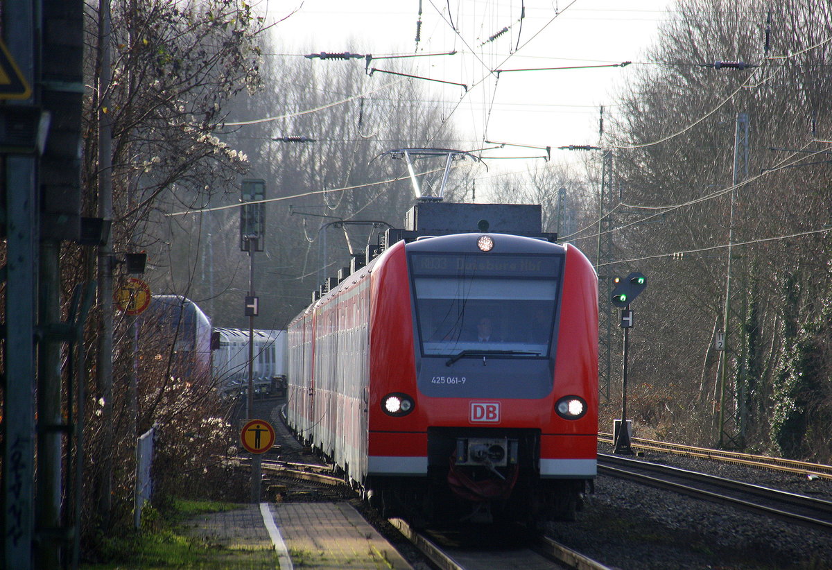 Die Rhein Niers Bahn (RB33) aus Aachen-Hbf-Heinsberg-Rheinand-Duisburg-Hbf kommt aus Richtung Aachen-West,Laurensberg,Richterich, und hält in Kohlscheid und fährt in Richtung Herzogenrath,Mönchengladbach. 
Aufgenommen von Bahnsteig 1 in Kohlscheid.
Bei Sonnenschein am vormittag vom 23.12.2016. 