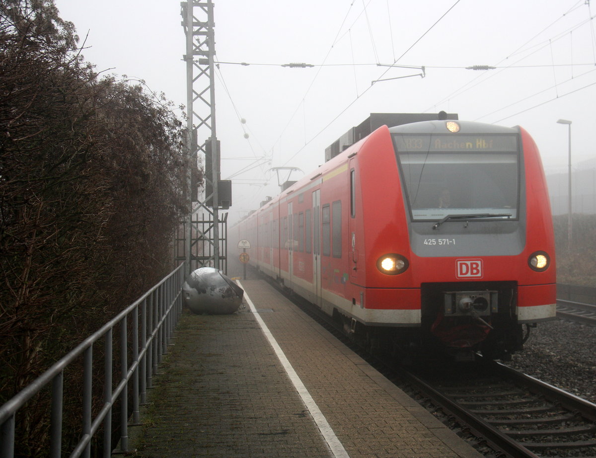 Die Rhein Niers Bahn (RB33) kommt die Kohlscheider-Rampe hoch aus Duisburg-Hbf,Heinsberg-Rheinand nach Aachen-Hbf und hält in Kohlscheid und fährt in Richtung Richterich,Laurensberg,Aachen-West,Aachen-Schanz,Aachen-Hbf. 
Aufgenommen von Bahnsteig 2 in Kohlscheid.
Bei Nebel am Kalten Mittag vom 8.1.2017.