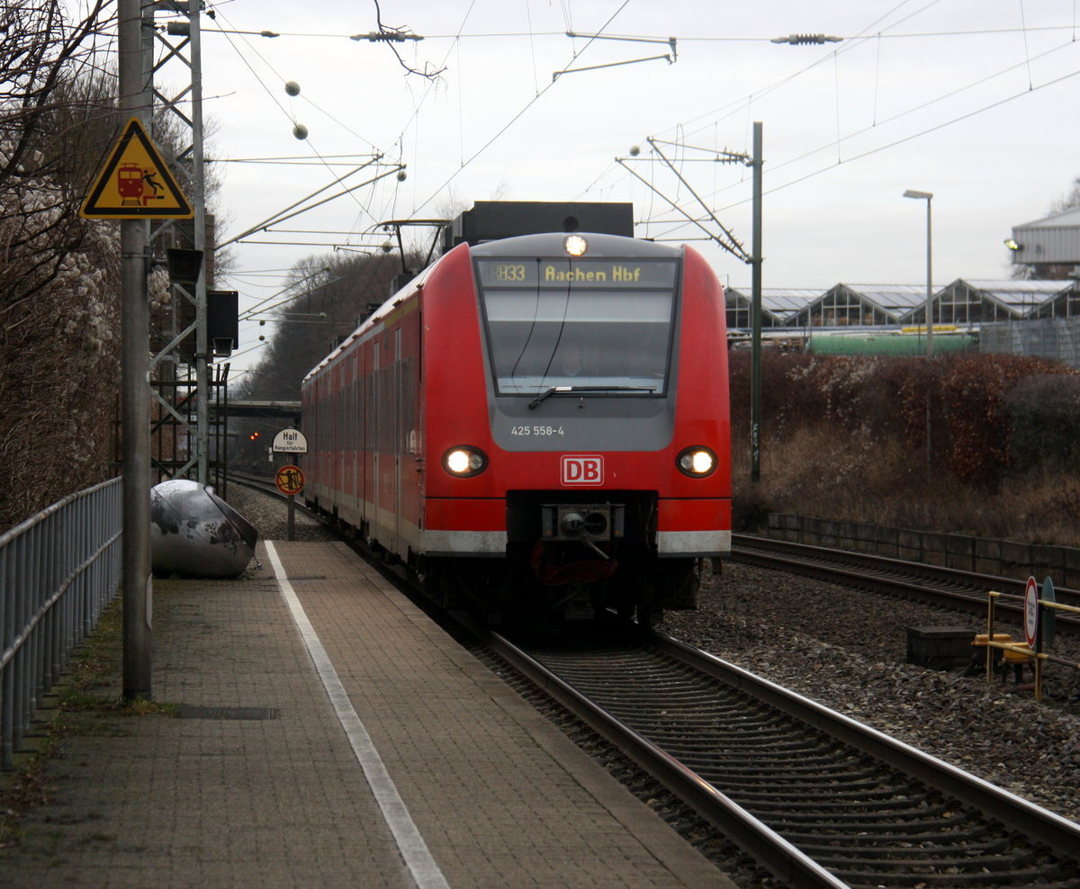 Die Rhein Niers Bahn (RB33) kommt die Kohlscheider-Rampe hoch aus Duisburg-Hbf nach Aachen-Hbf und hält in Kohlscheid und fährt in Richtung Richterich,Laurensberg,Aachen-West,Aachen-Schanz,Aachen-Hbf. 
Aufgenommen von Bahnsteig 2 in Kohlscheid.
Bei Wolken am Kalten Nachmittag vom 1.2.2017.