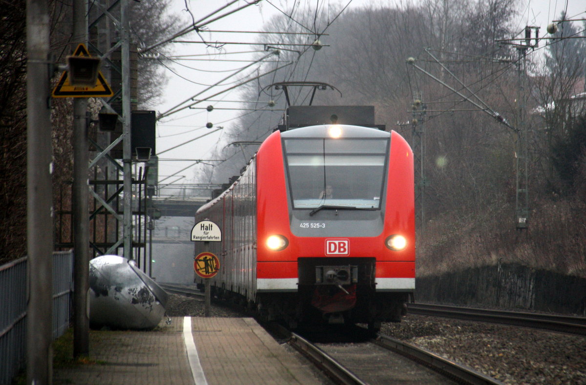 Die Rhein Niers Bahn (RB33) kommt die Kohlscheider-Rampe hoch aus Duisburg-Hbf,Heinsberg-Rheinand nach Aachen-Hbf und hält in Kohlscheid und fährt in Richtung Richterich,Laurensberg,Aachen-West,Aachen-Schanz,Aachen-Hbf. Aufgenommen von Bahnsteig 2 in Kohlscheid. 
Bei Wolken am Kalten Nachmittag vom 11.2.2017.