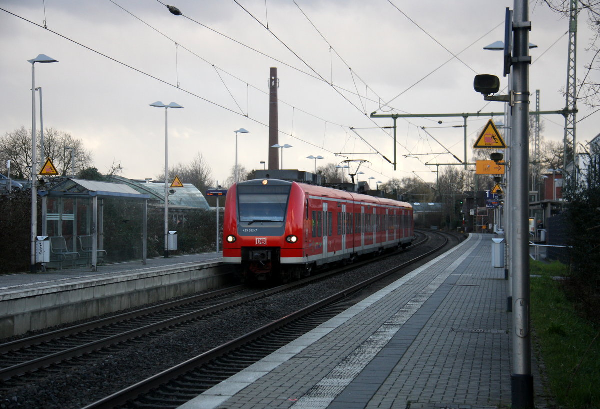 Die Rhein Niers Bahn RB33 aus Aachen-Hbf nach Duisburg-Hbf und kommt aus Richtung Aachen-Hbf,Aachen-Schanz,Aachen-West,Laurensberg,Richterich,Kohlscheid,Herzogenrath,Palenberg,Zweibrüggen,Frelenberg,Geilenkirchen,Süggerrath,Lindern,Brachelen,Hückelhoven-Baal,Baal und hält in Erkelenz und fährt dann weiter in Richtung Herrath,Beckrath,Wickrath,Rheydt-Hbf,Mönchengladbach-Hbf. Aufgenommen vom Bahnsteig 1 in Erkelenz. 
Bei Sonne und Regenwolken und Sturm am Nachmittag vom 23.2.2017.
