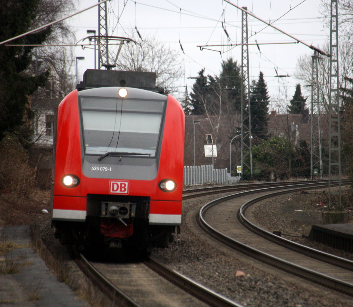 Die Rhein Niers Bahn (RB33) kommt aus Duisburg-Hbf nach Aachen-Hbf und kommt aus Richtung Mönchengladbach-Hbf,Rheydt-Hbf,Wickrath,Beckrath,Herrath und hält in Erkelenz und fährt dann weiter in Richtung Baal,Hückelhoven-Baal,Brachelen,Lindern,Süggerrath,Geilenkirchen,Frelenberg,Zweibrüggen,Übach-Palenberg,Rimburg,Finkenrath,Hofstadt,Herzogenrath, Kohlscheid,Richterich,Laurensberg,Aachen-West,Aachen-Schanz,Aachen-Hbf. Aufgenommen vom Bahnsteig 1 in Erkelenz.
Bei Wolken am Kalten Nachmittag vom 25.2.2017.