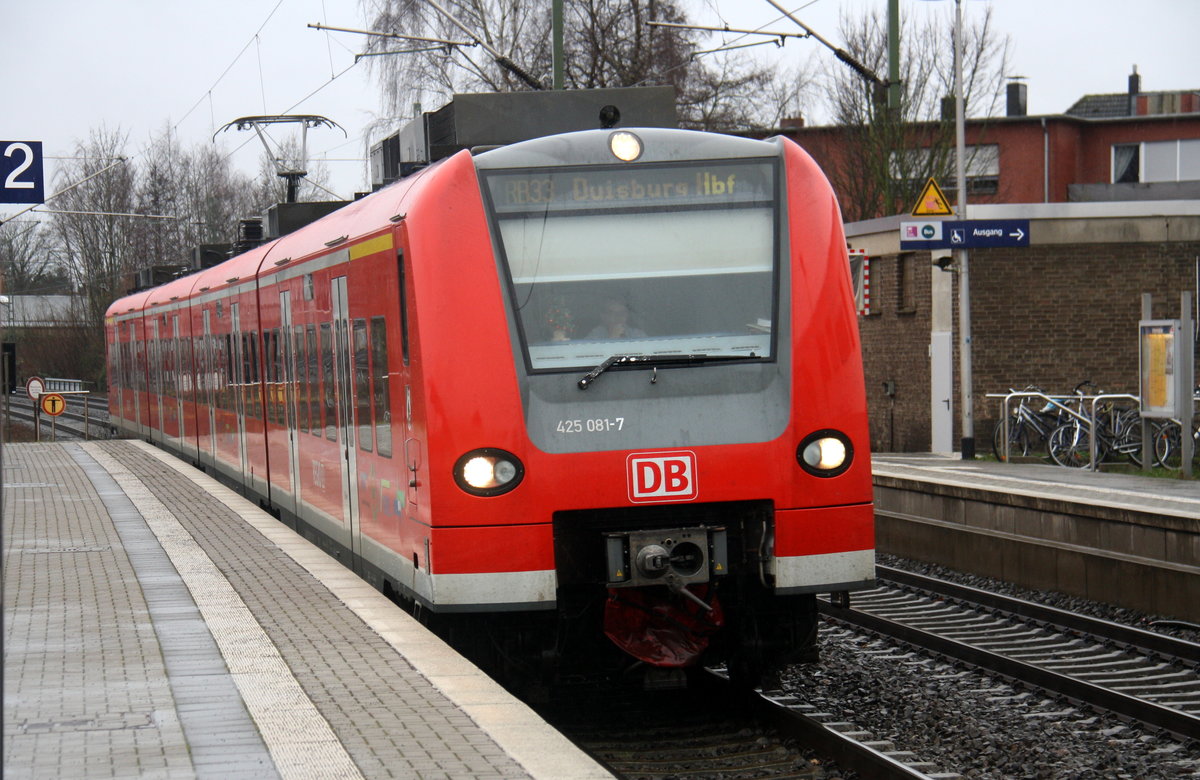 Die Rhein Niers Bahn (RB33)kommt aus Aachen-Hbf nach Duisburg-Hbf und kommt aus Richtung Aachen-Hbf,Aachen-Schanz,Aachen-West,Laurensberg,Richterich,Kohlscheid,Herzogenrath,Palenberg,Zweibrüggen,Frelenberg,Geilenkirchen,Süggerrath,Lindern,Brachelen,Hückelhoven-Baal,Baal und hält in Erkelenz und fährt dann weiter in Richtung Herrath,Beckrath,Wickrath,Rheydt-Hbf,Mönchengladbach-Hbf. 
Aufgenommen vom Bahnsteig 2 in Erkelenz.
Bei Regenwetter am Kalten Morgen vom 26.12.2016.