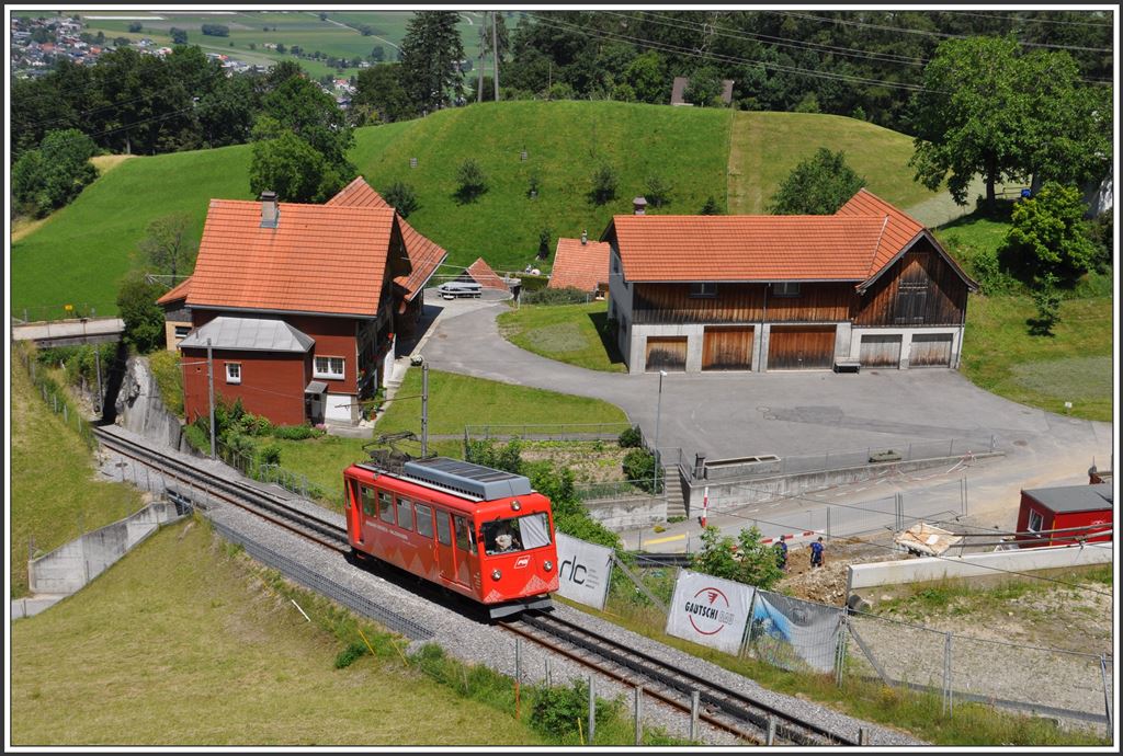 Die RhW gehört heute zu den Appenzeller Bahnen, verfügt nur über einen Triebwagen und hat mit 1200mm eine aussergewöhnliche Spurweite. (26.06.2015)