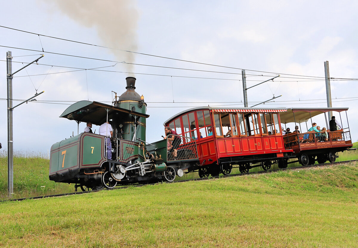 Die Rigi Bahn Dampflok 7 beim Aufstieg nach Rigi Kulm. Die beiden Wagen sind der rote VRB (Vitznau Rigi Bahn) Nr. 5 und der offene ARB (Arth Rigi Bahn) Nr.11. 24.Juli 2021  