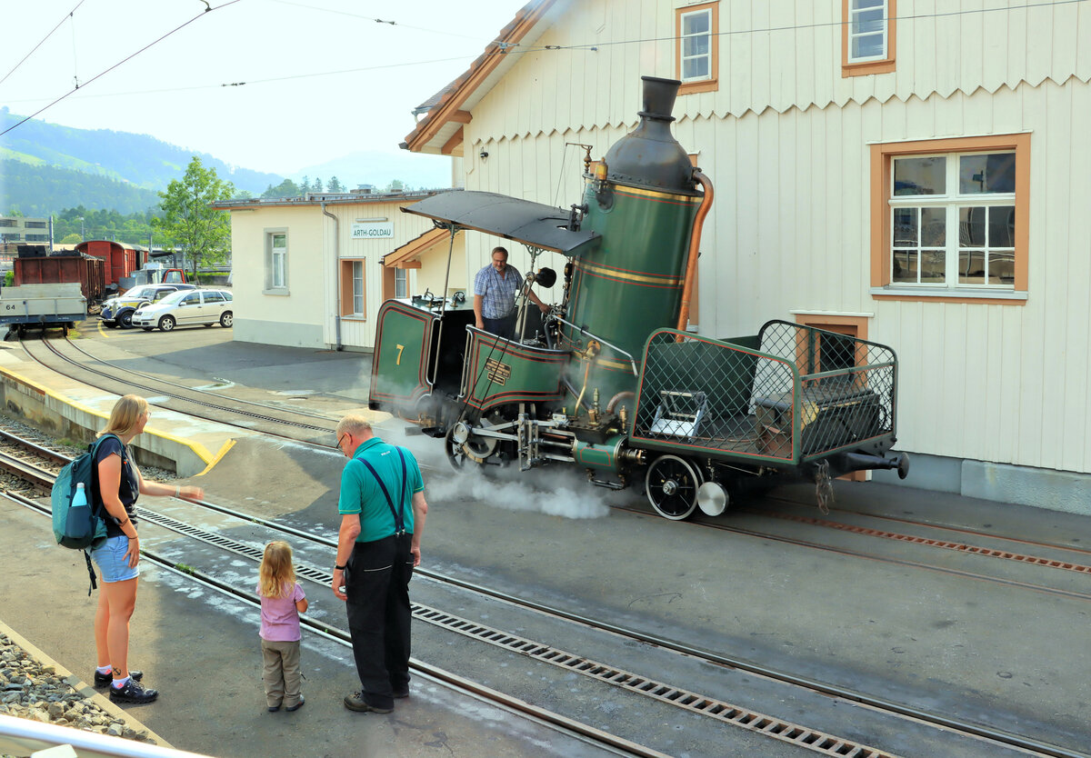 Die Rigi-Bahn Lok 7 von 1873 bereitet sich in Arth-Goldau auf eine Fahrt auf die Rigi vor. Das Personal kümmerte sich auffallend liebevoll um die Gäste. 24.Juli 2021 