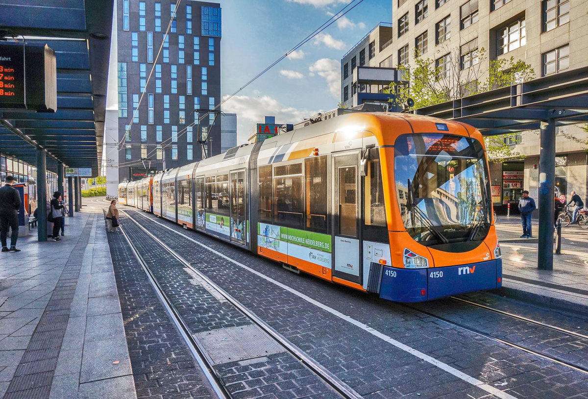 Die rnv-Tramwagen 4161 und 4150, halten am 6.4.2017 in der Haltestelle Mannheim Hauptbahnhof.
Unterwegs war die Garnitur auf der Linie 5 (Weinheim, Alter OEG-Bahnhof - Mannheim -
 Heidelberg - Weinheim, Alter OEG-Bahnhof).