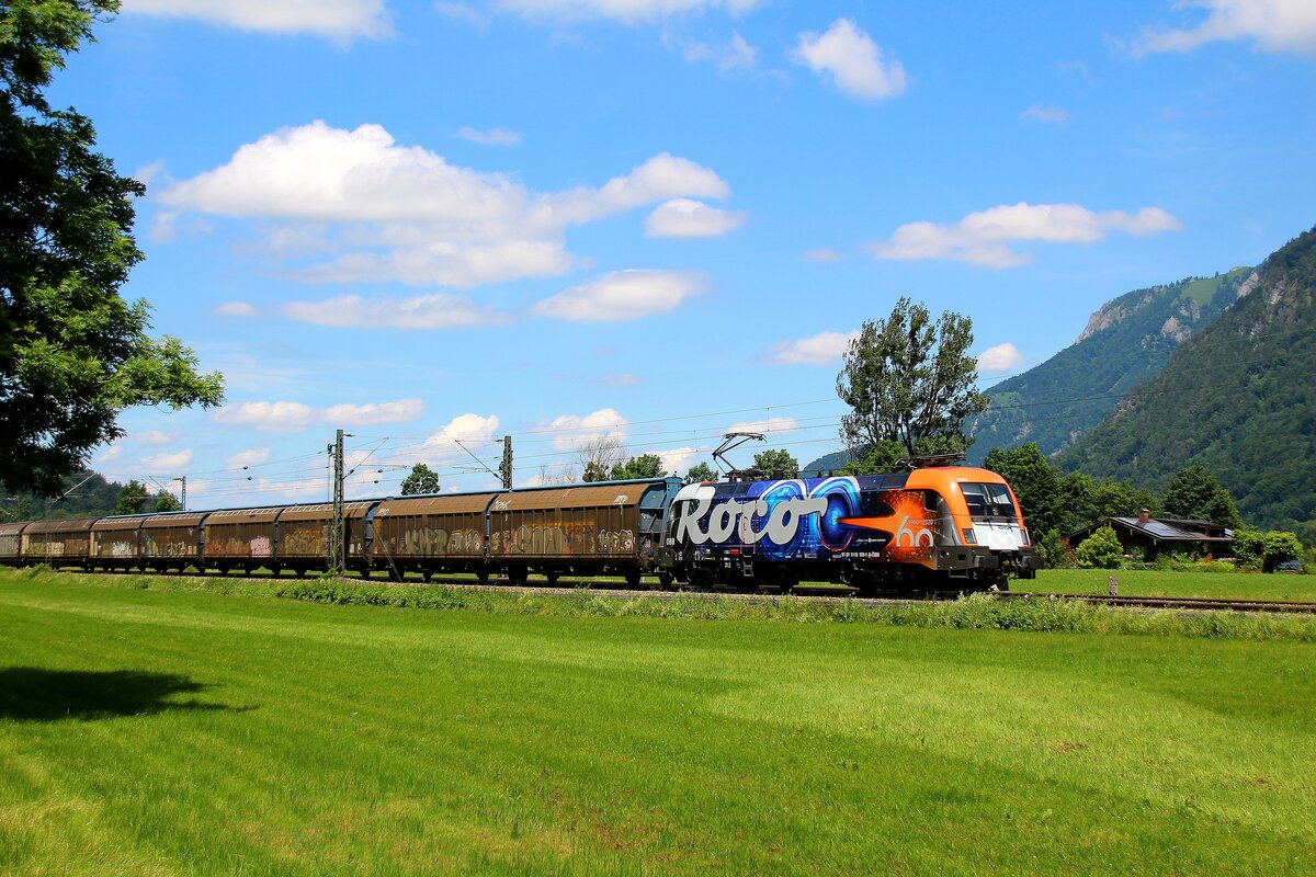 Die  Roco - Lok  am 26.06.2021 bei Brannenburg in Richtung Kufstein