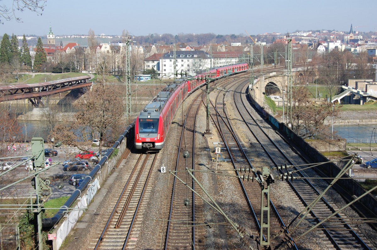 Die Rosensteinbrücke mit einem Langzug (ET430) der S-Bahn Stuttgart am 27. Februar 2016