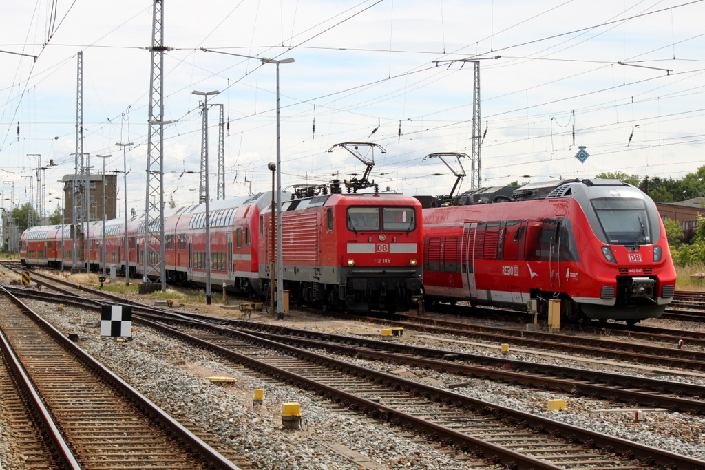 Die Rostocker 112 105-2 mit RE 4363 von Rostock Hbf nach Lutherstadt Wittenberg stand noch friedlich im Rostocker Hbf.26.06.2015