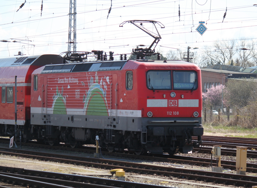 Die Rostocker 112 108-6 stand am Mittag mit RE5(RE 4363)von Rostock Hbf nach Lutherstadt Wittenberg im Rostocker Hbf.17.04.2015