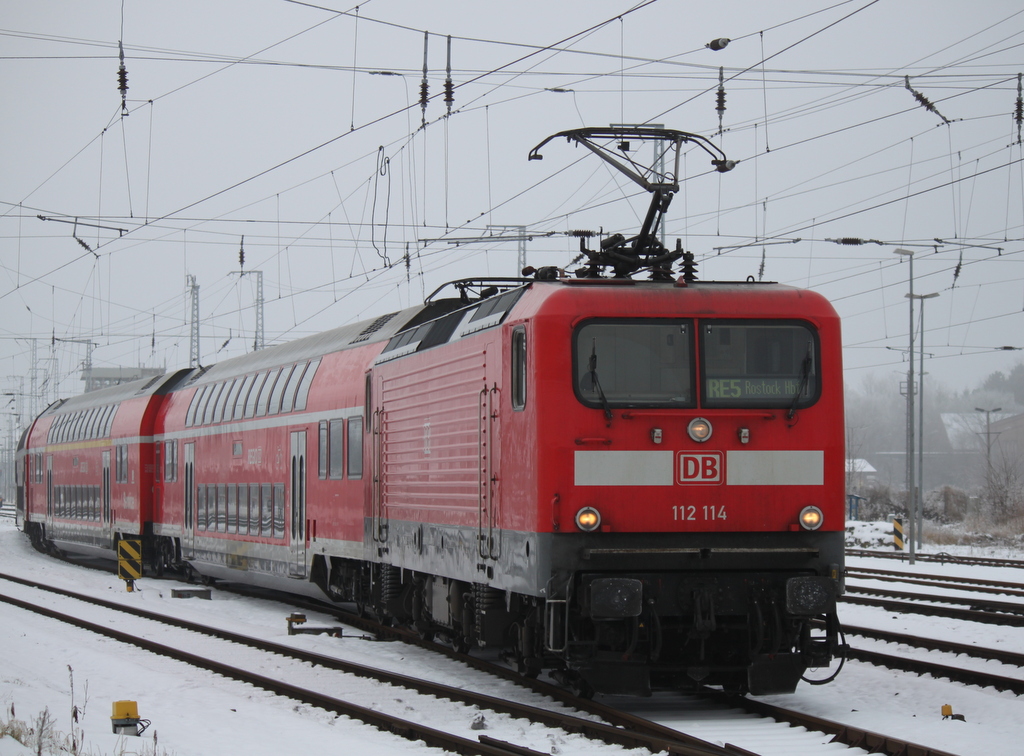 Die Rostocker 112 114-4 mit RE 5 beim Rangieren im Rostocker Hbf.06.02.2015
