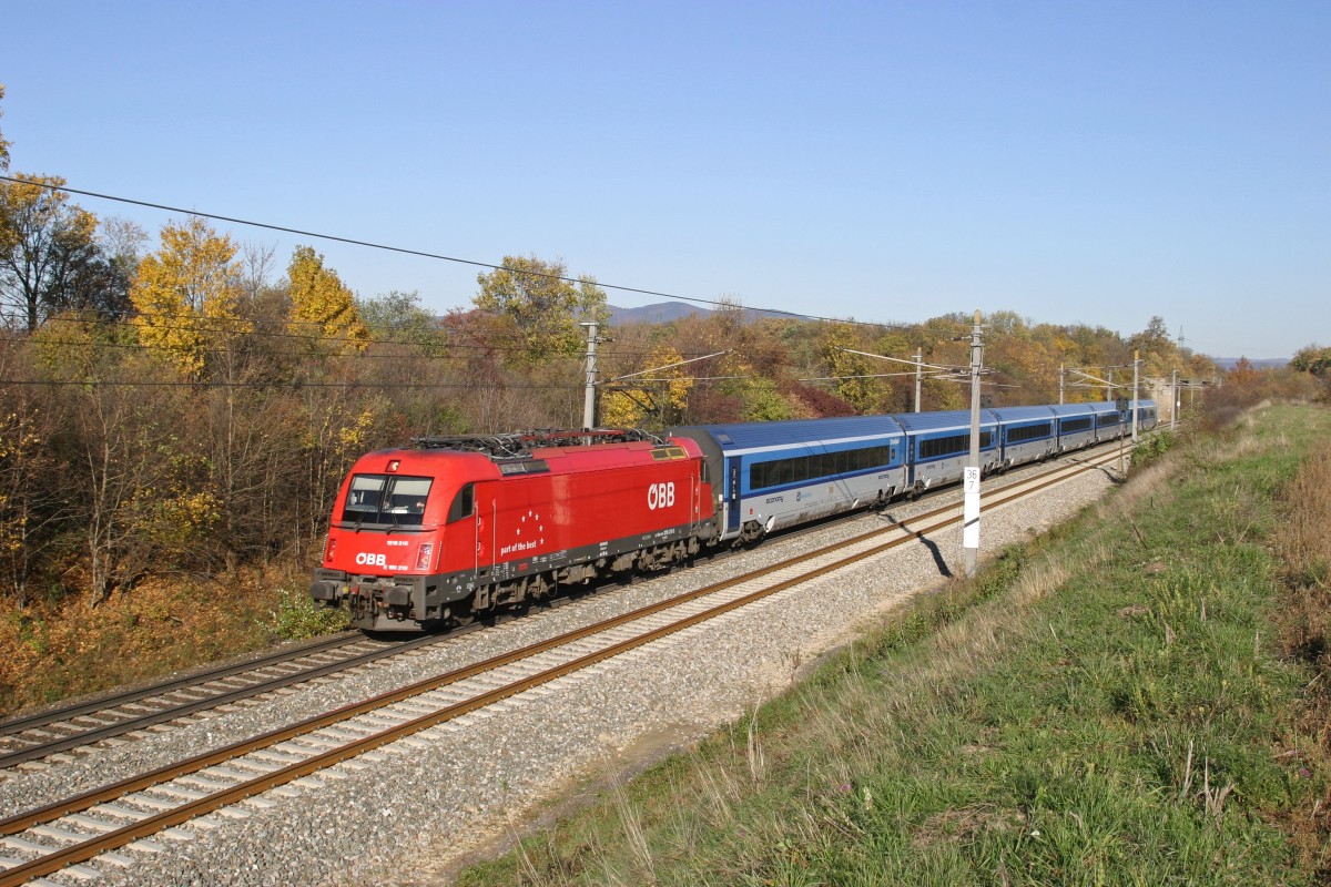 Die rote 1216.210 fährt mit RJ-557 beim Dunkelsteinerwald bei Leobersdorf am 1.11.15