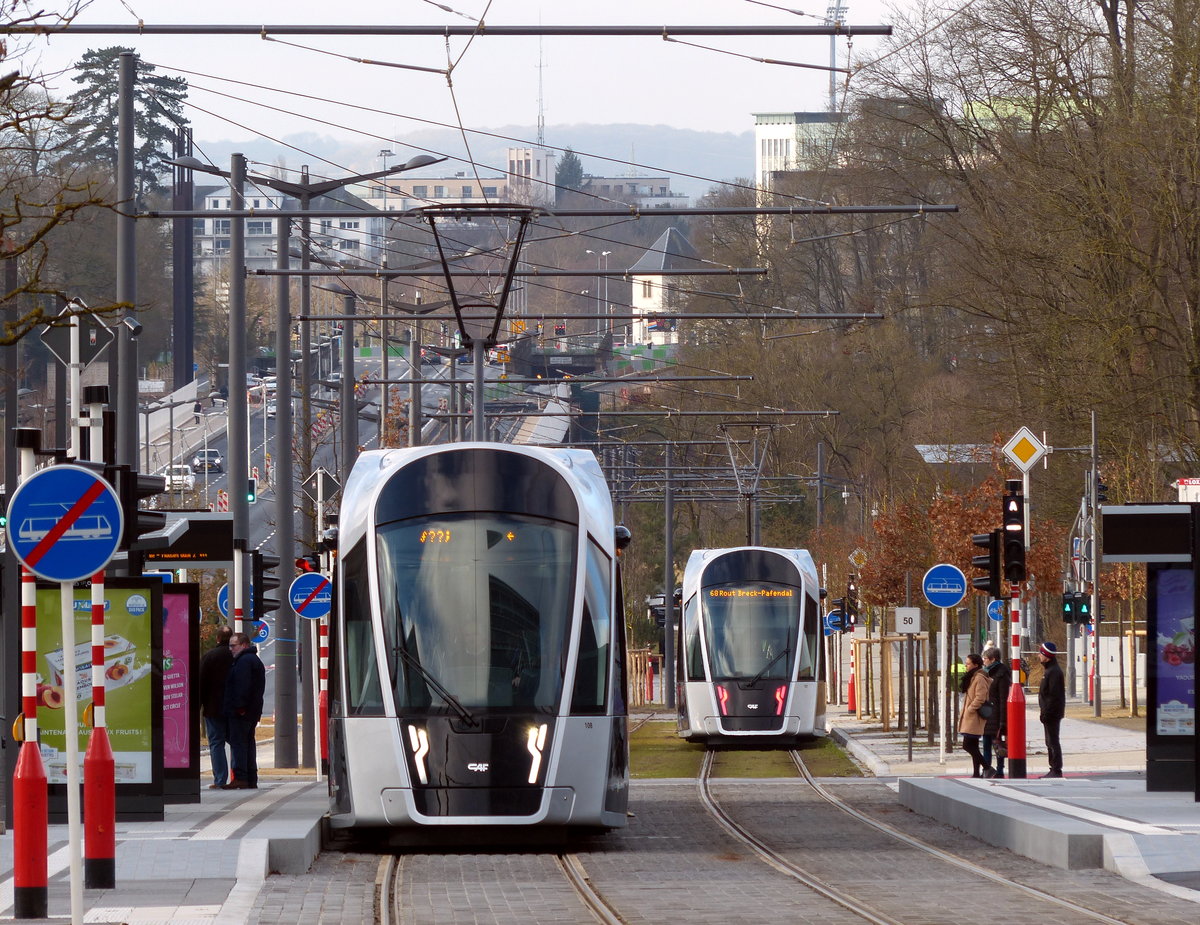 Die rote Brücke im Hintergrund ist bereits in Sicht, aber ein paar Monate müssen die Straßenbahnfahrgäste sich noch gedulden. Erst im April 2018 soll die Straßenbahnlinie bis zum Limpertsberg verlängert werden. 28.12.2017, Pafendall - Rout Bréck in Luxemburg