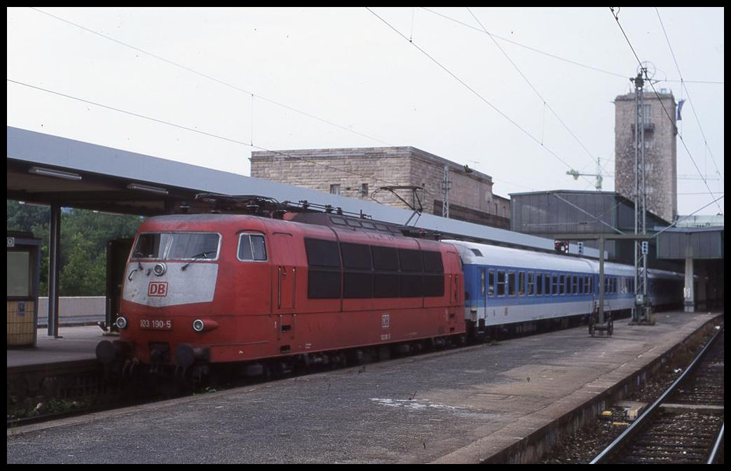 Die rote DB 103190-5 steht am 14.08.1999 um 9.28 Uhr mit einem Interregio nach Nürnberg im HBF Stuttgart bereit.