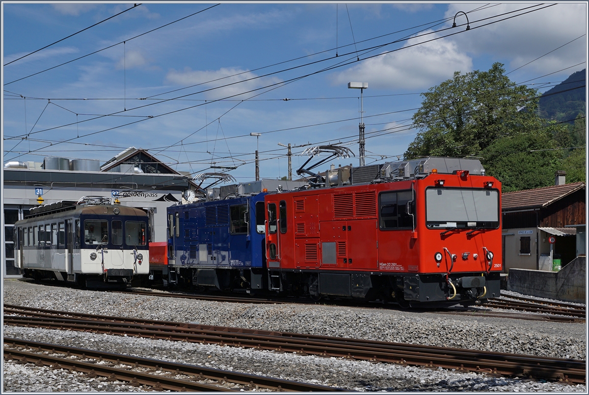 Die rote HGem 2/2 2501 und die blaue Gem 2/2 stehen in Chernex und warten auf einen neuen Einsatz.

11. August 2016