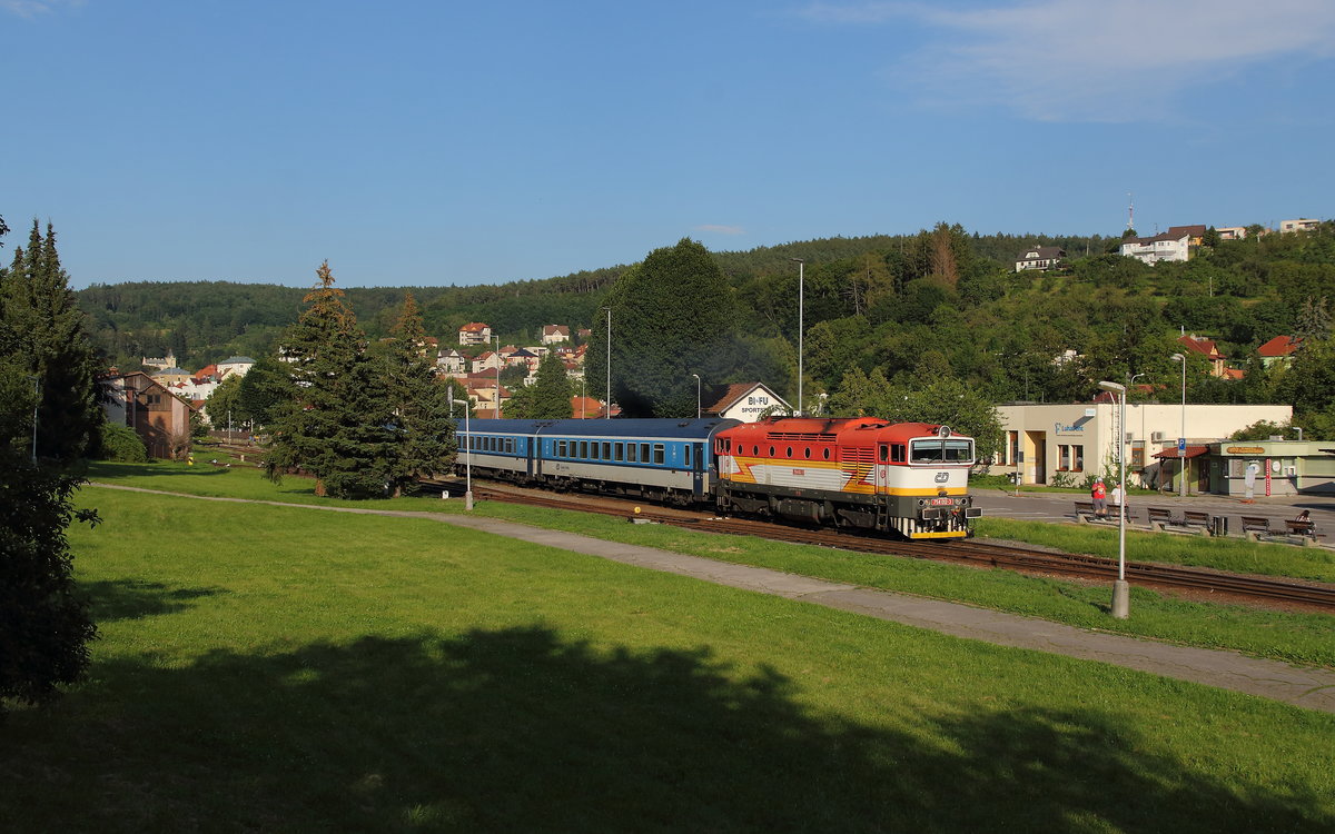 Die rote/gelbe Blitzbrille 754 012 fährt gerade mit dem R 880 aus dem Endbahnhof Luhačovice in Richtung Prag. Im Kurort gibt es viele Mineralquellen welches viele Gäste anlockt die mitunter auch gerne mit dem Zug hier anreisen. Aufgenommen am 29.07.2020