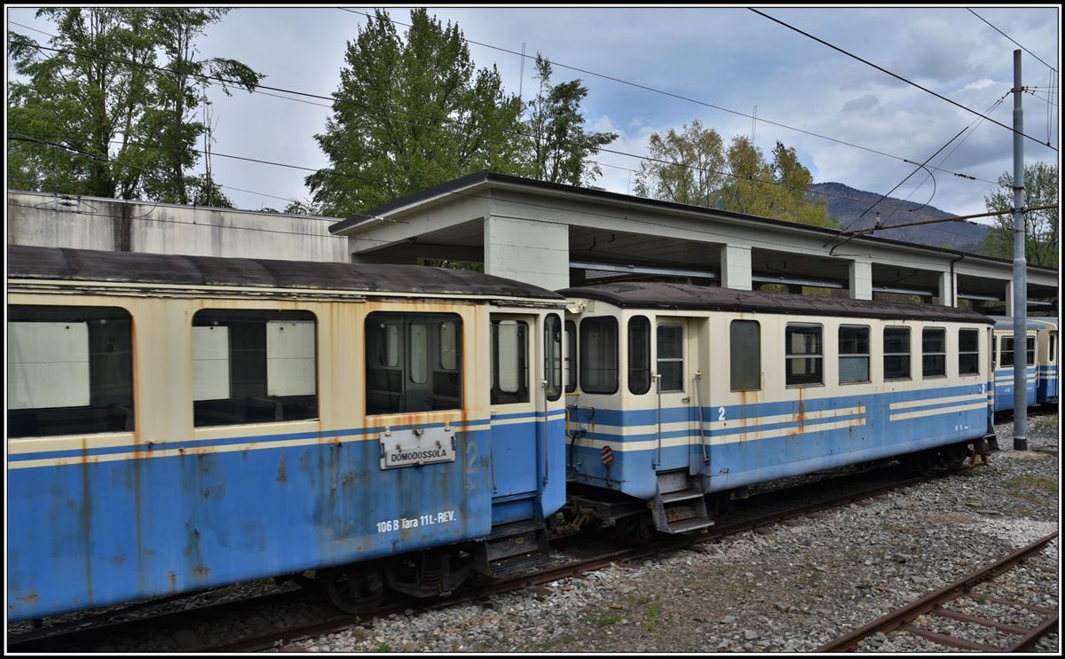 Die Routentafel an den alten B ist vermutlich noch neuer als die Wagen selbst. Domodossola(I) (10.04.2019)