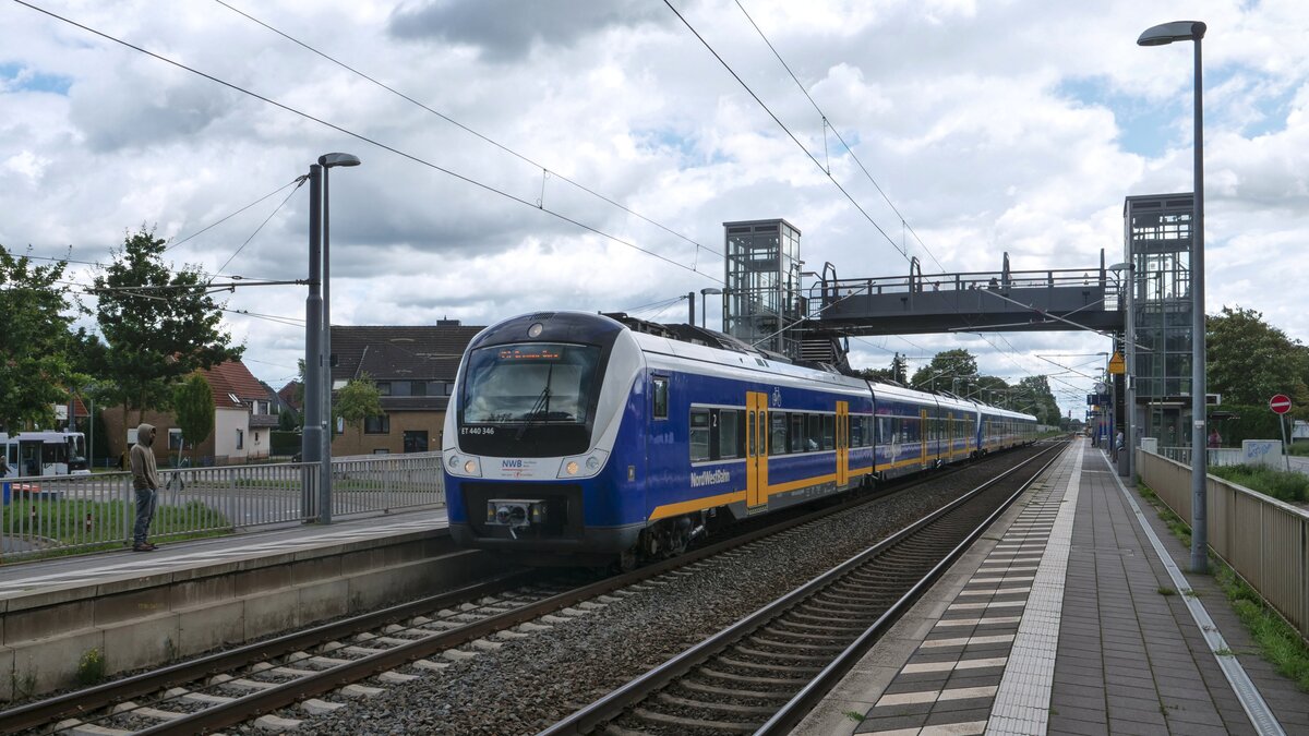 Die RS1 im Bahnhof Bremen-Mahndorf nach Bremen-Burg.
Aufgenommen im August 2023.