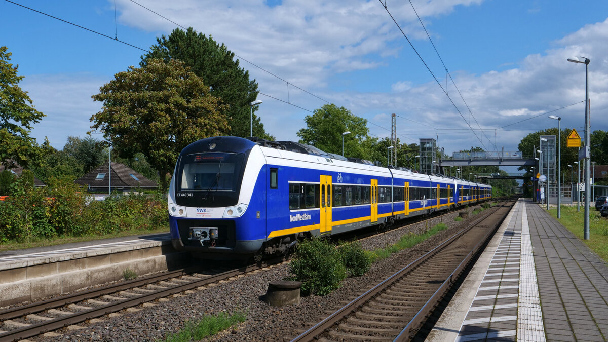 Die RS1 nach Bremen-Burg im Bahnhof Baden (Kreis Verden).
Aufgenommen im August 2023.