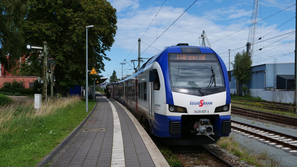 Die RS4 nach Bremen Hbf der NordWestBahn steht im Startbahnhof Nordenham bereit. Zum Einsatz kommen auf diesen Leistungen die modernen Stadler FLIRT 3 XL.
Aufgenommen im August 2023.