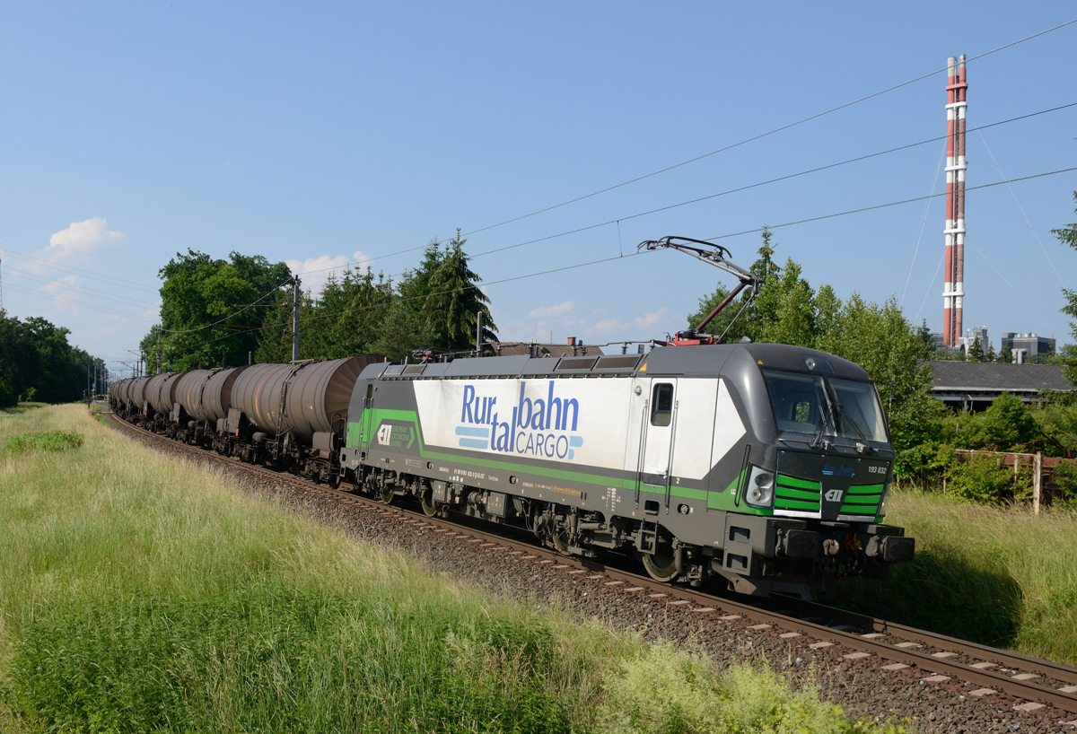 Die RTB 193 832 war am Nachmittag des 12. Junis 2015 mit dem LTE- Schwerölzug  48994 aus dem Fernheizkraftwerk Neudorf-Wenrdorf unterwegs, und wurde von mir auf der Südbahn bei Werndorf fotografiert.