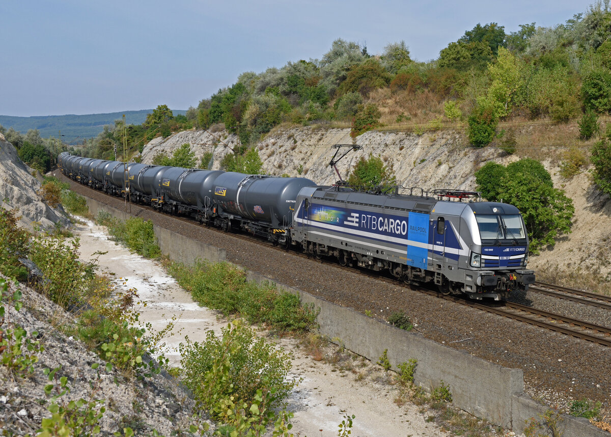 Die von RTB Cargo angemietete Railpool 193 999 war am Morgen des 16. September 2021 mit einem leeren Kesselzug in Richtung Budapest unterwegs und wurde von mir kurz hinter der Haltestelle Szár fotografiert.