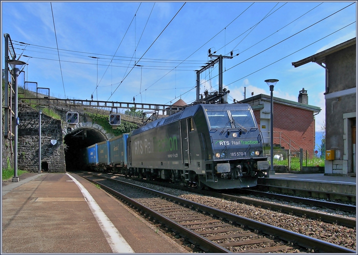 Die RTS 185 570-9 fährt mit ihrem täglichen Güterzug Brig - Bern durch Lutry.
Zwischenheitlich hat sich einiges geändert: Die RTS ist verschwunden, die Wiederholungssignale sind durch ETRS L2 überflüssig geworden und eine Fussgängerbrücke zur Erhöhung der Verkehrssicherheit wurde vor dem Tunnelportal errichtet.
Datum der Aufnahme: 29. April 2008