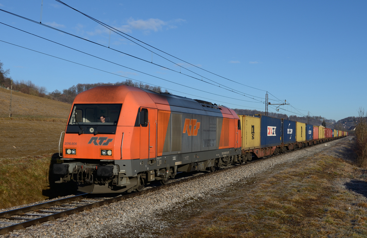 Die RTS 2016 906 war am Morgen des 11. Februars 2016 mit dem LTE/Adria Transport Containerzug 41442 gen Süden unterwegs, und wurde von mir in Cirknica fotografiert. 
