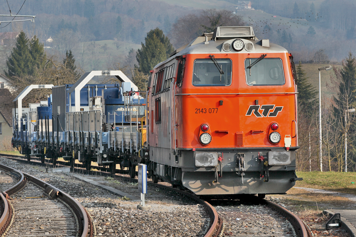 Die RTS 2143 077 steht mit einem Bauzug im Bahnhof Kaltbrunn abgestellt.Bild 15.3.2015