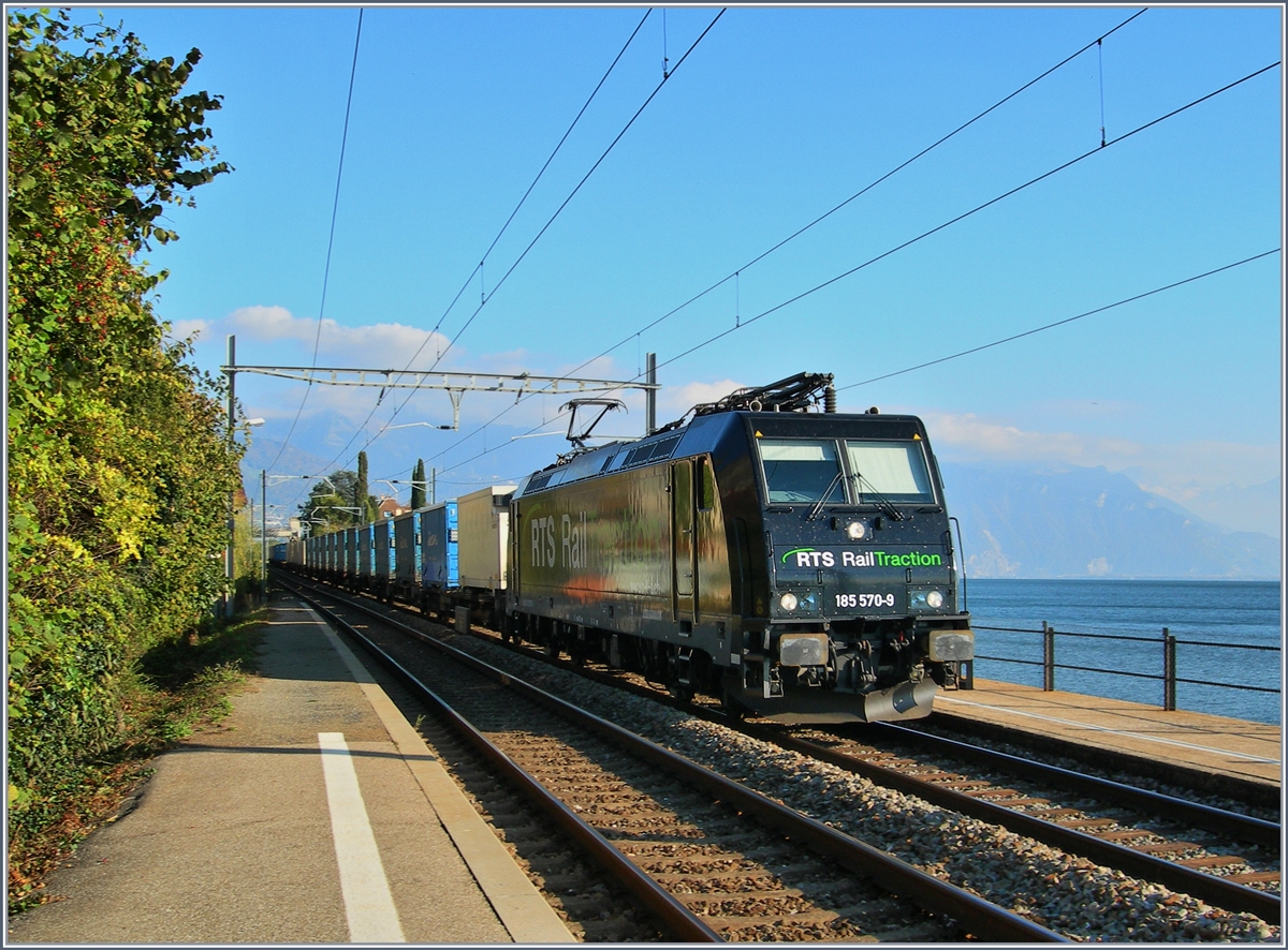 Die RTS Re 185 570-0 mit Güterzug 78542 bei der Durchfahrt in St-Saphorin am 19. Oktober 2007.