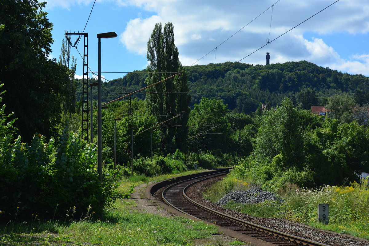 Die Rübelandbahn hat mehrere Besonderheiten die diese Strecke so interessant machen. Die Strecke wird statt mit 15Kv mit 25Kv 50Hz im Inselbetrieb betrieben. Aufgrund der topografischen Gegebenheiten hat die Rübelandbahn Steigungen von bis zu 60‰. Zwischen etlichen Bögen, Brücken und Tunneln schlängelt sie sich durch den Harz.
Am ehemaligen Haltepunkt Blankenburg Westend steigt die Strecke beachtlich gen Spitzkehre Michaelstein.

Blankenburg 05.08.2017