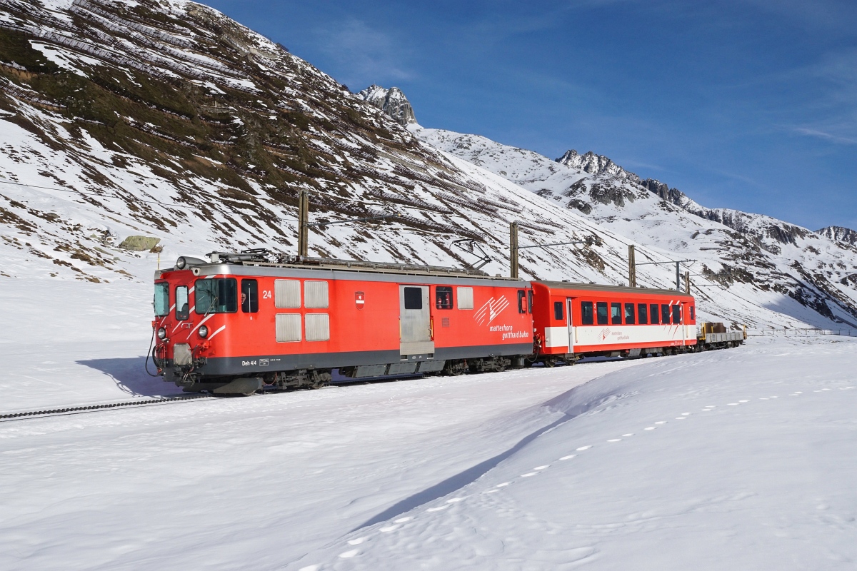 Die Rückfahrt des Autozuges (leider wieder ohne Autos) konnte ich am 13.12.2015 unterhalb der Oberalppasshöhe festhalten.