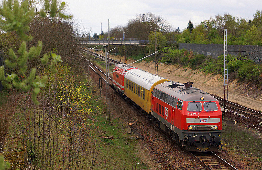 Die Rückfahrt des Messzuges zeigt nun die MEG 218 390-3 am Beginn des Zuges und die ersten Zuckungen des Frühlings 2014.