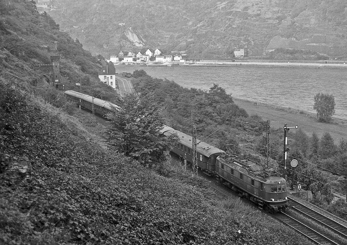 Die Rückfahrt des Zuges von Koblenz nach Würzburg erfolgte als Leerreisezug. Hier wieder 118 025 am 1.10.1981 am Banktunnel bei St. Goar. Die markanten doppelten Formsignale für den Gleiswechselbetrieb wurden an dieser Stelle erst später (um 1985) installiert.