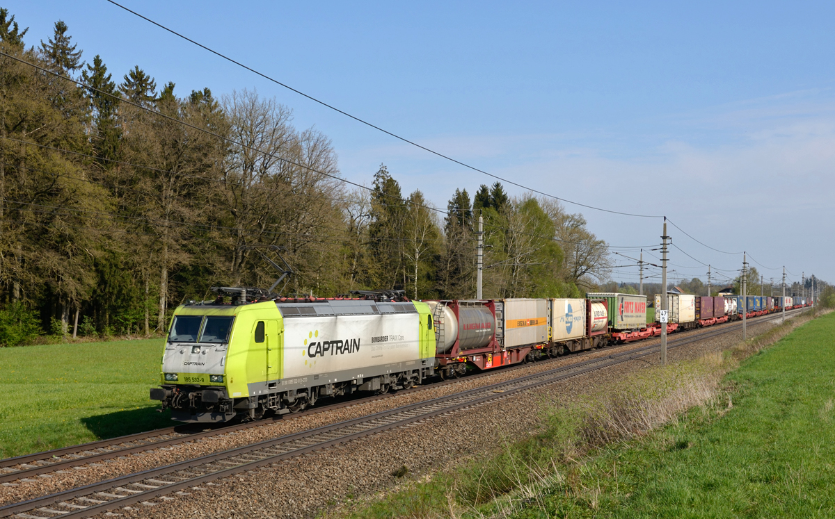 Die Rückleistung 43920 wurde am 22. April 2015 ebefalls von der CAPTRAIN 185 532 übernommen, und bei Andorf fotografiert.

