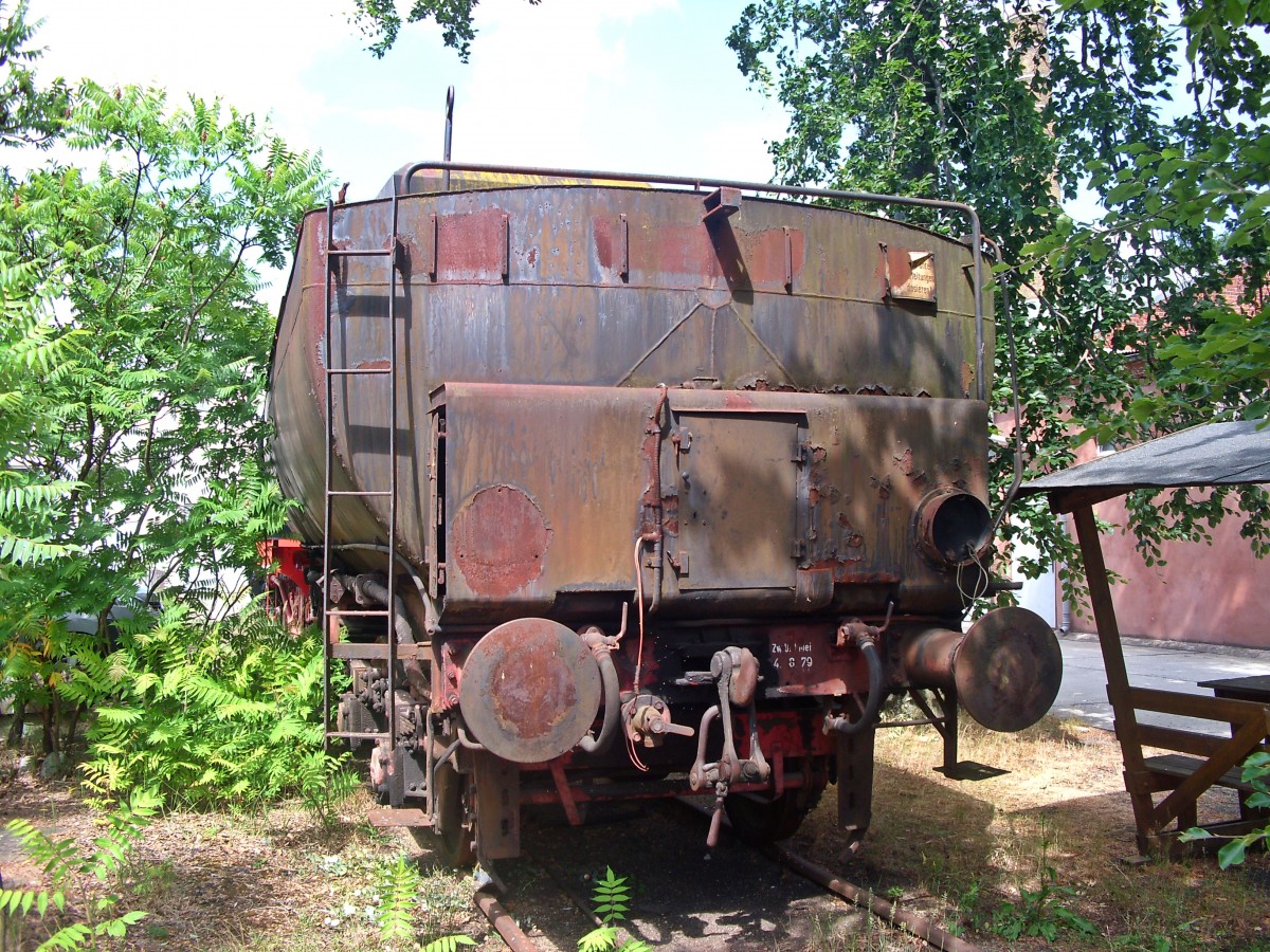 Die Rckseite des Tenders der in Peitz auf einem Privatgelnde ausgestellt 52 8070-6, fotografiert am 20.06.11. Die Lok wird langsam aufgearbeitet. 